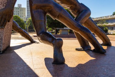 Üç ırkın anıtı. Goiania 'daki Praa Civica' nın merkezinde yer alan ve Goias 'ı inşa eden üç ırka adanmış anıtın ayrıntıları: beyaz, siyah ve yerli.