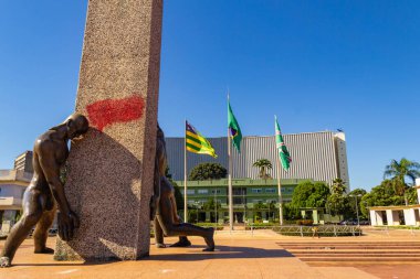 Goinia 'nın merkezindeki şehir meydanının panoramik görüntüsü. Öndeki üç yarışın anıtı..