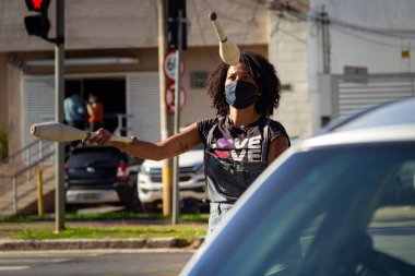  Hokkabaz kız trafik ışıklarında gösteri yapıyor, sunumdan sonra şoförlerden bağış istiyor..