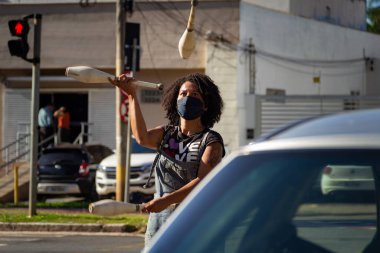  Hokkabaz kız trafik ışıklarında gösteri yapıyor, sunumdan sonra şoförlerden bağış istiyor..