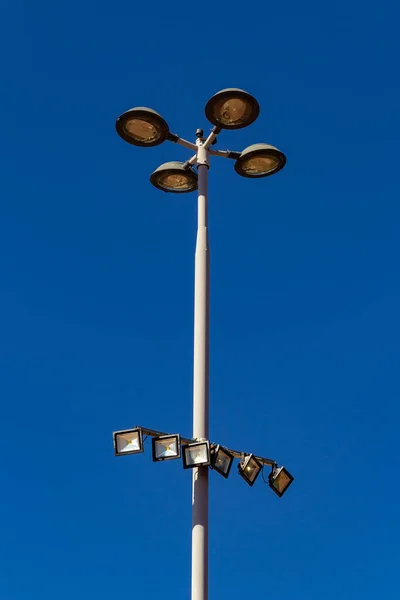 背景には明かりのある街灯と青空 — ストック写真