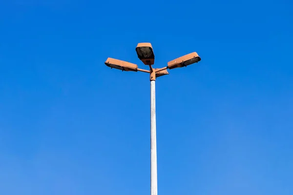 背景には明かりのある街灯と青空 — ストック写真