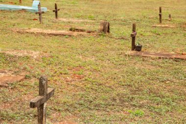  Goiania kentindeki Park Mezarlığı 'ndaki (Cemitrio Parque) birkaç haçın ayrıntıları.