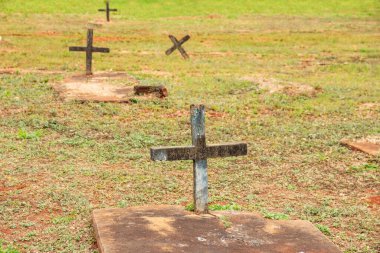  Goiania kentindeki Park Mezarlığı 'ndaki (Cemitrio Parque) birkaç haçın ayrıntıları.