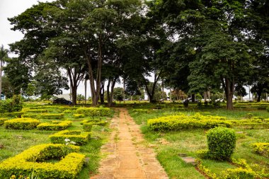 Goinia 'daki Palmiye Bahçesi Mezarlığı' nın panoramik fotoğrafı. Bir sürü ağacı ve yeşili olan bir mezarlık..