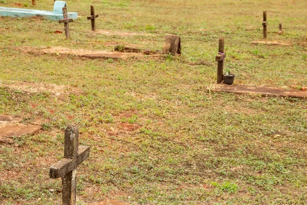 公園墓地 セミトリオ パーク のシンプルな墓の中のいくつかの十字架の詳細 — ストック写真