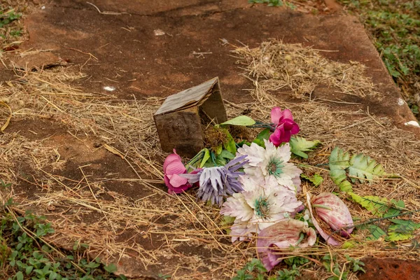 Dettaglio Vaso Fiori Caduto Una Tomba Nel Cimitero Del Parco — Foto Stock