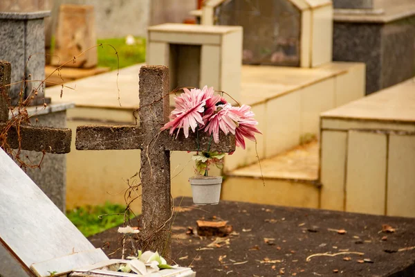 Dettaglio Una Croce Con Fiori Una Tomba Nel Cimitero Del — Foto Stock