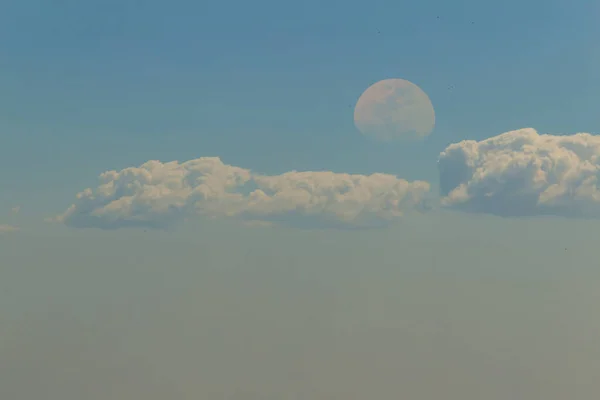 夕暮れ時に空に雲と月 — ストック写真
