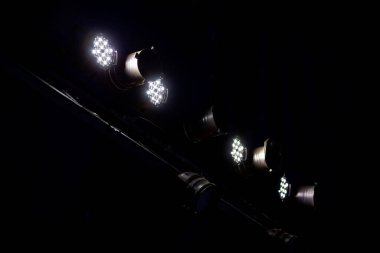 Tiyatronun tavanındaki siyah arka planlı ışıklar..