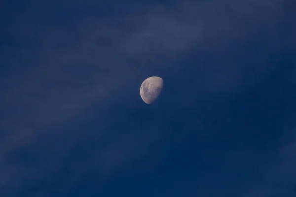 Mond Himmel Mit Einigen Wolken Der Abenddämmerung — Stockfoto