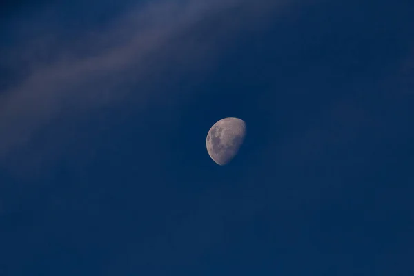 Луна Небе Небольшими Облаками Сумерках — стоковое фото