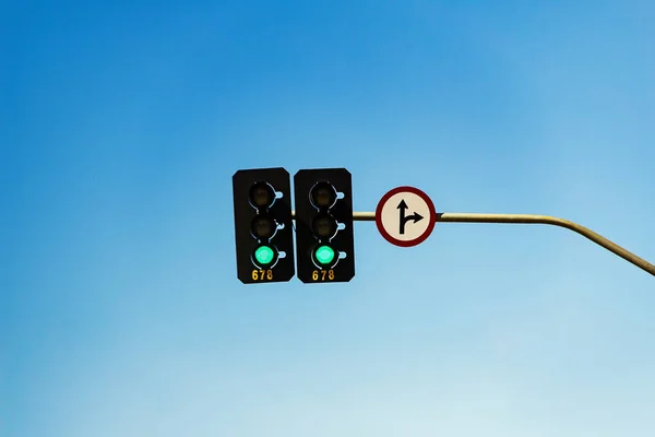 Φώτα Κυκλοφορίας Πράσινο Φως Και Πηγαίνετε Ευθεία Στρίψτε Δεξιά — Φωτογραφία Αρχείου