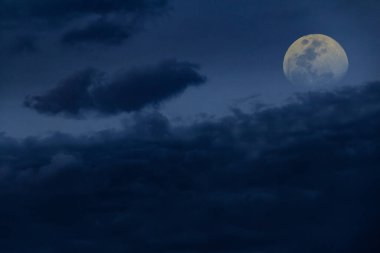 Gökteki ay, alacakaranlıkta bulutlarla birlikte..