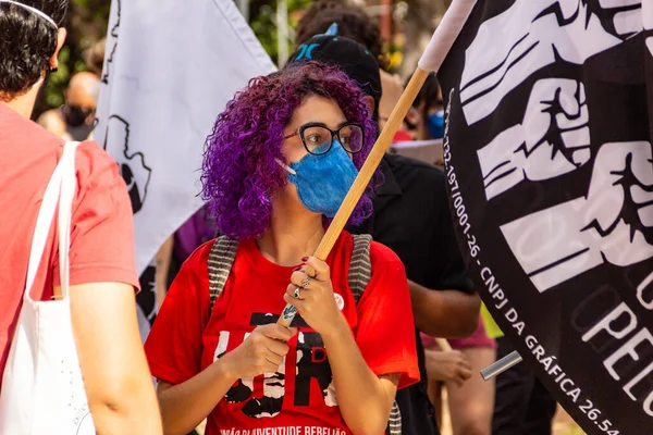 Chica Con Pelo Violeta Sosteniendo Una Bandera Foto Tomada Durante — Foto de Stock