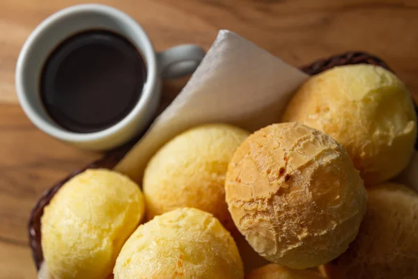 Una Taza Café Bollos Queso Una Pequeña Canasta Mimbre Llena — Foto de Stock