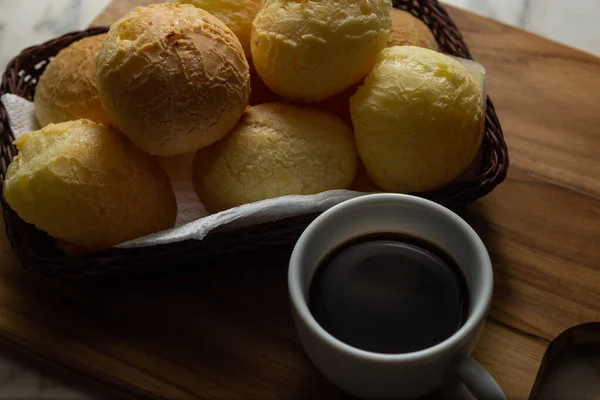 Una Taza Café Bollos Queso Una Pequeña Canasta Mimbre Llena — Foto de Stock