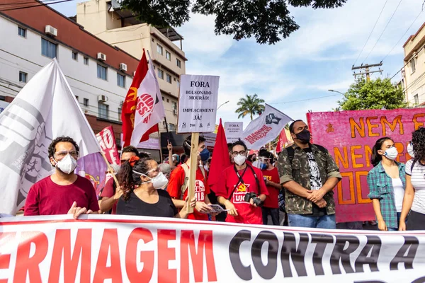 防護マスクを着用し バナーやポスターを運ぶ抗議者 ブラジル大統領 ボルソナロに対する抗議中に撮影された写真は 人口を免疫化するためのワクチンの購入の敏捷性を求めて — ストック写真