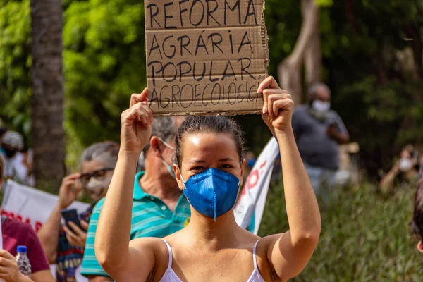 Manifestante Con Máscara Sosteniendo Cartel Foto Tomada Durante Una Protesta —  Fotos de Stock