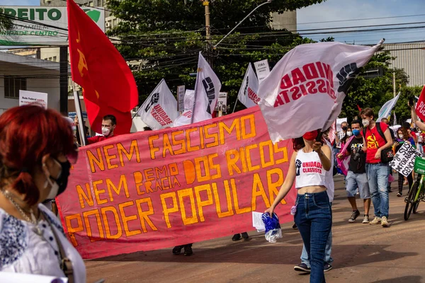 Maszkot Viselő Tüntetők Zászlókkal Plakátokkal Zászlókkal Tiltakozás Fotó Brazil Elnök — Stock Fotó
