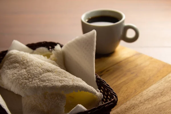 Zwei Tapiocas Gefüllt Einem Kleinen Weidenkorb Mit Einer Tasse Kaffee — Stockfoto