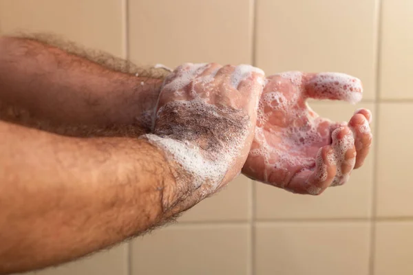 Mâinile Pline Spumă Ale Unui Care Curăţă Săpun — Fotografie, imagine de stoc