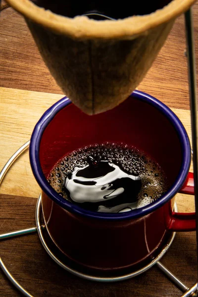 Coffee Being Strained Strainer Poured Directly Red Mug Fresh Coffee — Stock Photo, Image