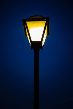 Pirenopolis şehrinde arka planda gökyüzü bulunan sömürge tarzı ışıklandırmanın ayrıntıları.