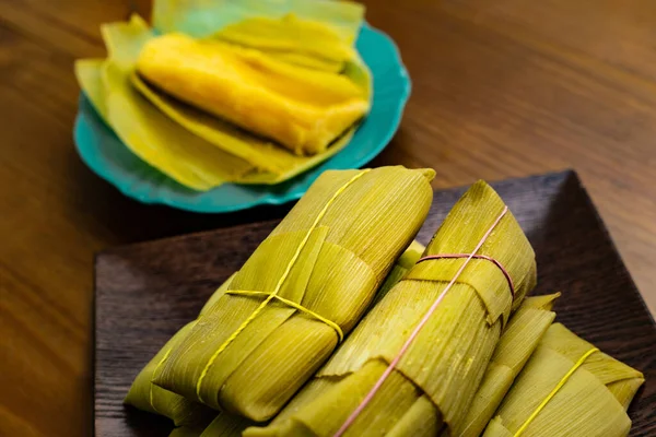 Una Porción Pamonhas Atados Cáscara Maíz Una Pamonha Abierta Plato — Foto de Stock