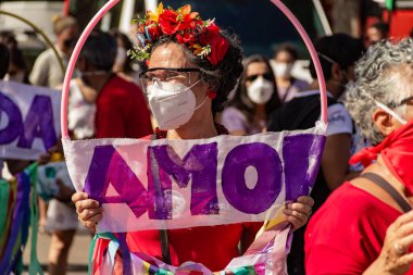 Protesto; Brezilya Cumhurbaşkanı Bolsonaro 'ya karşı düzenlenen bir protesto sırasında çekilen fotoğraf ve nüfusu bağışıklık kazanmak için aşı satın almada çeviklik talep ediliyor. Brezilya 'da koronavirüsten yarım milyon ölüm.