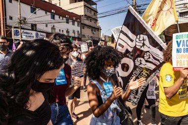 Protesto; Brezilya Cumhurbaşkanı Bolsonaro 'ya karşı düzenlenen bir protesto sırasında çekilen fotoğraf ve nüfusu bağışıklık kazanmak için aşı satın almada çeviklik talep ediliyor. Brezilya 'da koronavirüsten yarım milyon ölüm.