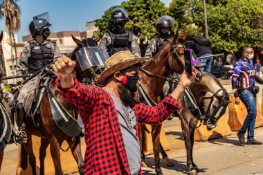 Protesto; Brezilya Cumhurbaşkanı Bolsonaro 'ya karşı düzenlenen bir protesto sırasında çekilen fotoğraf ve nüfusu bağışıklık kazanmak için aşı satın almada çeviklik talep ediliyor. Brezilya 'da koronavirüsten yarım milyon ölüm.