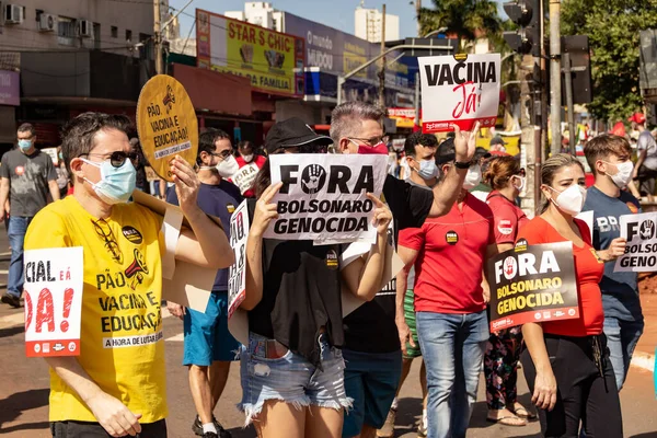 ブラジル大統領ボルソナーロに対する抗議の間に撮影された写真は 人口を免疫化するためのワクチンの購入に敏捷性を求めています コロナウイルスによるブラジルでの50万人の死者 — ストック写真