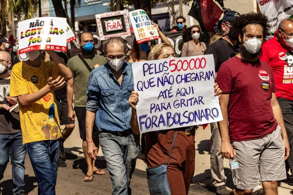 ブラジル大統領ボルソナーロに対する抗議の間に撮影された写真は 人口を免疫化するためのワクチンの購入に敏捷性を求めています コロナウイルスによるブラジルでの50万人の死者 — ストック写真