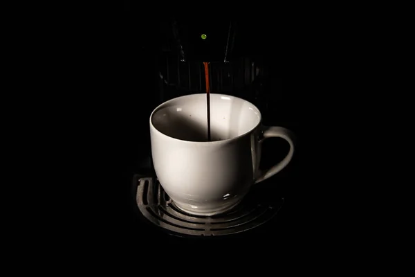 Koffie Gieten Van Machine Een Witte Beker Een Zwarte Achtergrond — Stockfoto