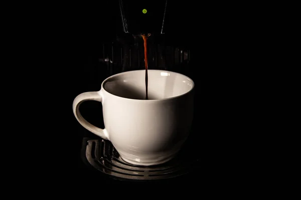 Café Que Vierte Máquina Una Taza Blanca Sobre Fondo Negro — Foto de Stock