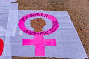 Protesto; Brezilya Cumhurbaşkanı Bolsonaro 'ya karşı düzenlenen bir protesto sırasında çekilen fotoğraf ve nüfusu bağışık hale getirmek için aşı satın almada çeviklik istenmesi.