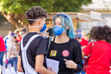 Protesto; Brezilya Cumhurbaşkanı Bolsonaro 'ya karşı düzenlenen bir protesto sırasında çekilen fotoğraf ve nüfusu bağışık hale getirmek için aşı satın almada çeviklik istenmesi.