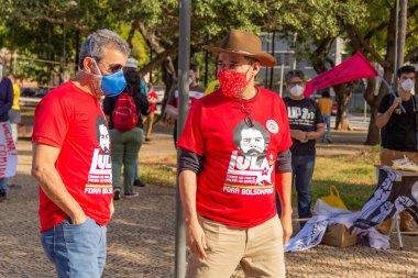 Protesto; Brezilya Cumhurbaşkanı Bolsonaro 'ya karşı düzenlenen bir protesto sırasında çekilen fotoğraf ve nüfusu bağışık hale getirmek için aşı satın almada çeviklik istenmesi.