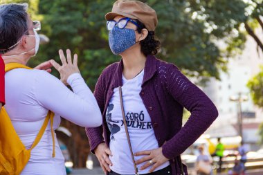 Protesto; Brezilya Cumhurbaşkanı Bolsonaro 'ya karşı düzenlenen bir protesto sırasında çekilen fotoğraf ve nüfusu bağışık hale getirmek için aşı satın almada çeviklik istenmesi.