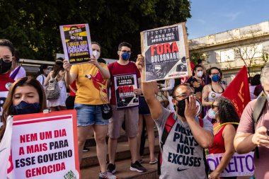 Protesto; Brezilya Cumhurbaşkanı Bolsonaro 'ya karşı düzenlenen bir protesto sırasında çekilen fotoğraf ve nüfusu bağışık hale getirmek için aşı satın almada çeviklik istenmesi.
