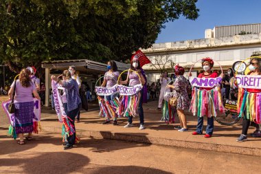 Protesto; Brezilya Cumhurbaşkanı Bolsonaro 'ya karşı düzenlenen bir protesto sırasında çekilen fotoğraf ve nüfusu bağışık hale getirmek için aşı satın almada çeviklik istenmesi.