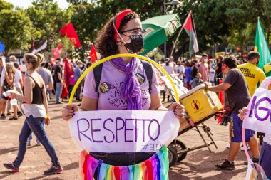 Protesto; Brezilya Cumhurbaşkanı Bolsonaro 'ya karşı düzenlenen bir protesto sırasında çekilen fotoğraf ve nüfusu bağışık hale getirmek için aşı satın almada çeviklik istenmesi.