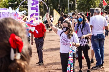 Protesto; Brezilya Cumhurbaşkanı Bolsonaro 'ya karşı düzenlenen bir protesto sırasında çekilen fotoğraf ve nüfusu bağışık hale getirmek için aşı satın almada çeviklik istenmesi.