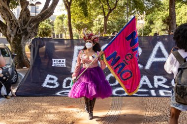 Protesto; Brezilya Cumhurbaşkanı Bolsonaro 'ya karşı düzenlenen bir protesto sırasında çekilen fotoğraf ve nüfusu bağışık hale getirmek için aşı satın almada çeviklik istenmesi.