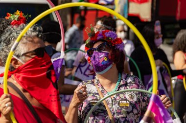 Protesto; Brezilya Cumhurbaşkanı Bolsonaro 'ya karşı düzenlenen bir protesto sırasında çekilen fotoğraf ve nüfusu bağışık hale getirmek için aşı satın almada çeviklik istenmesi.