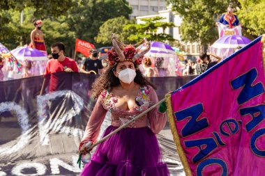Protesto; Brezilya Cumhurbaşkanı Bolsonaro 'ya karşı düzenlenen bir protesto sırasında çekilen fotoğraf ve nüfusu bağışık hale getirmek için aşı satın almada çeviklik istenmesi.