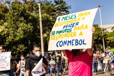Protesto; Brezilya Cumhurbaşkanı Bolsonaro 'ya karşı düzenlenen bir protesto sırasında çekilen fotoğraf ve nüfusu bağışık hale getirmek için aşı satın almada çeviklik istenmesi.