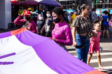 Protesto; Brezilya Cumhurbaşkanı Bolsonaro 'ya karşı düzenlenen bir protesto sırasında çekilen fotoğraf ve nüfusu bağışık hale getirmek için aşı satın almada çeviklik istenmesi.