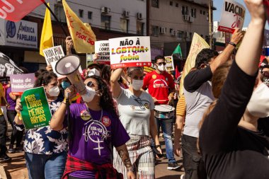 Protesto; Brezilya Cumhurbaşkanı Bolsonaro 'ya karşı düzenlenen bir protesto sırasında çekilen fotoğraf ve nüfusu bağışık hale getirmek için aşı satın almada çeviklik istenmesi.